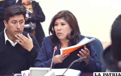 Rossío Pimentel explica la falta de documentación de respaldo a tiempo de presentar informe oral en el Parlamento