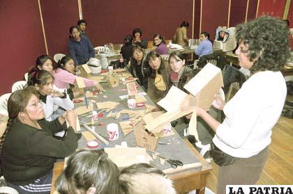 El curso de reciclaje que se realiza en la Casa de la Cultura Simón I. Patiño