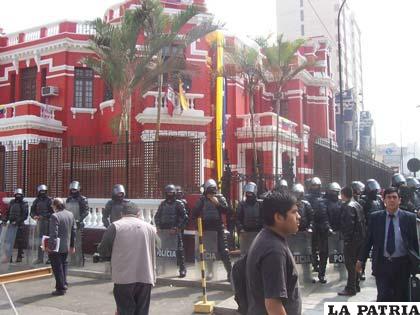 Policías que arremeten contra manifestantes en Venezuela