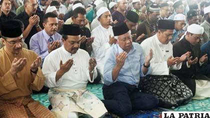 Musulmanes oran en una mezquita por los desaparecidos 