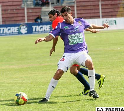 Gabriel Díaz y Martín Palavicini en la disputa de la pelota