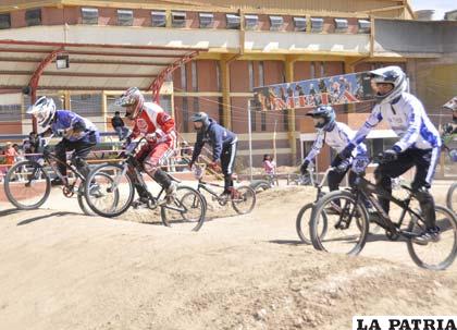 Las pruebas de bicicross se desarrollan en la pista del complejo Jesber