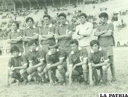 Abel García fue parte del equipo de Ferroviario en 1976 (De pie, primero de la izquierda)