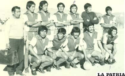 Con el equipo de Ferroviario en 1980 (De pie, tercero de der. a izq.)