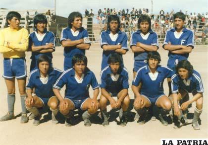 Fue parte de la selección de Oruro en 1978 (De cuclillas, primero de izq. a der.)