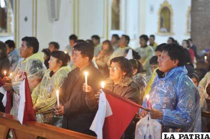 Cívicos y algunas autoridades orando en el Santuario del Socavón
