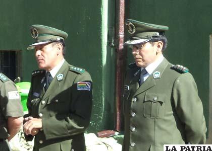 El coronel Luizaga (der.) sería el nuevo comandante departamental de Policía