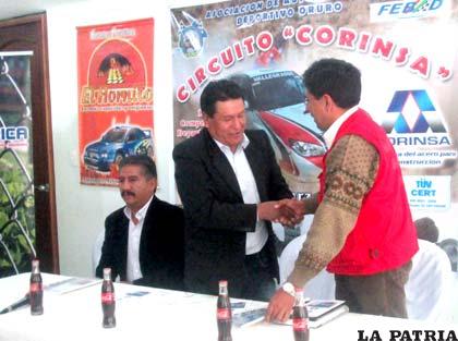 Reynaldo Mamani hace la entrega de la convocatoria a Carlos Zeballos
