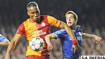 Didier Drogba intenta ganar la posesión de la pelota