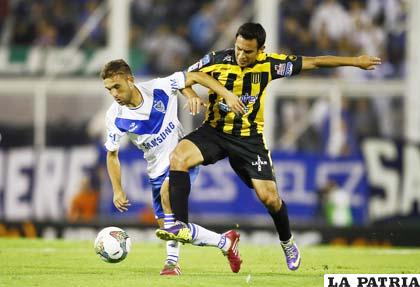 Héctor Canteros disputa el balón con Daniel Chávez