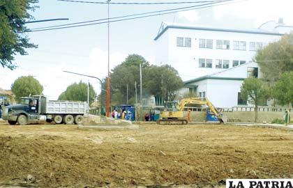Inicio de trabajos de asfaltado en la avenida La Paz y Sargento Flores