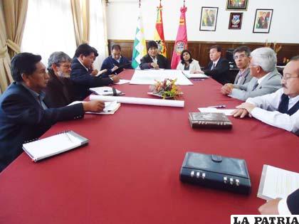 Reunión entre empresarios, autoridades locales y el Presidente Morales