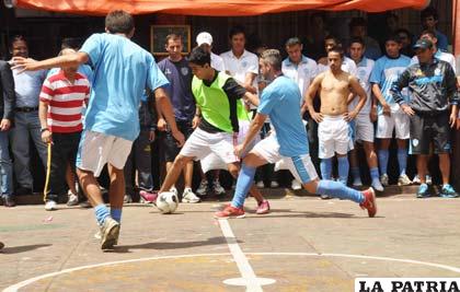 Una acción del partido jugado en el penal de Cochabamba