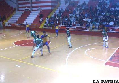 Una acción del partido que se jugó en el coliseo “Luis Parra”