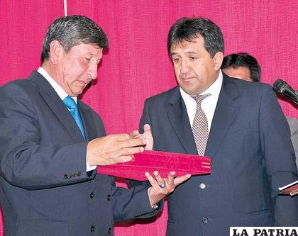 Dicormis entrega el reconocimiento a Fernández