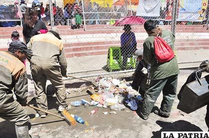 Trabajadores de EMAO recogiendo residuos durante el Carnaval (ARCHIVO)