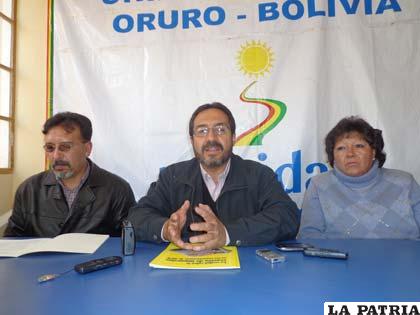 El diputado, Jaime Navarro (centro), en conferencia de prensa
