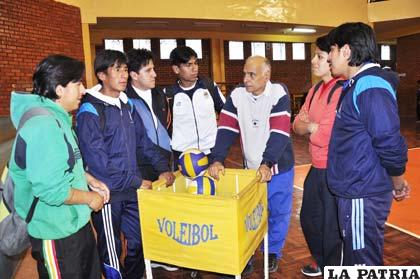 Basso, dialoga con algunos participantes al final del curso