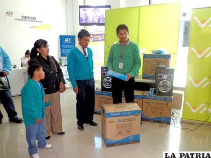 Viva entregó amplificadores de sonido a centros de educación especial