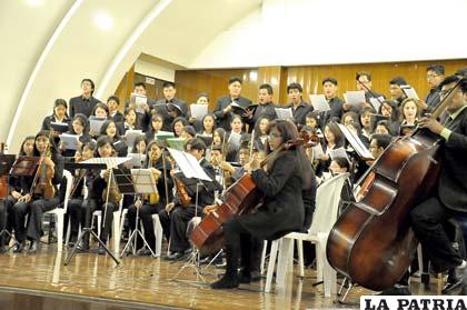 El grupo de cuerdas de la Orquesta Filarmónica de Oruro y el Coro Polifónico de la UTO