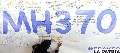 Personas escriben mensajes de solidaridad con los pasajeros del vuelo MH370 desaparecido el 8 de marzo