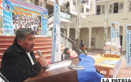 Durante la presentación de la prueba ayer en el hall de la Gobernación de Oruro