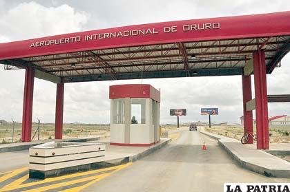 En ningún sector del aeropuerto orureño se hace referencia a su nombre, “Juan Mendoza”