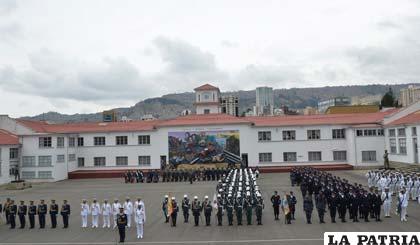 En el Estado Mayor del Ejército el Presidente Evo Morales hizo entrega de sables a 16 nuevos generales y almirantes de las FF.AA.