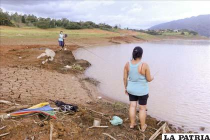Habitantes próximos a la represa Jaguari, aprovechando el bajo nivel de las aguas para pescar