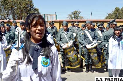 Creativas formas de expresión para plantear la demanda marítima, esta vez las alumnas del Liceo Antofagasta, desfilaron portando anclas