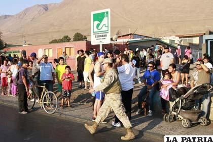 Docenas de personas participan en una evacuación por alerta de tsunami en la ciudad de Iquique, al norte de Santiago (Chile)