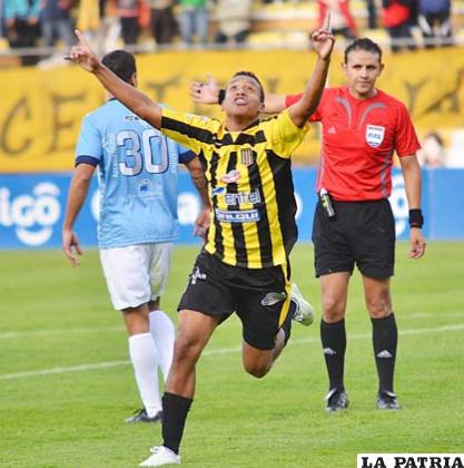 Jair Reinoso festeja el gol de la victoria que anotó para su equipo