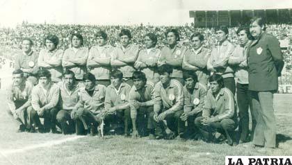 Con la casaca de la Selección Nacional en 1974  (el quinto de los de pie)