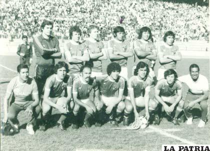 Con la selección boliviana en las eliminatorias para el Mundial España 82 (el cuarto de los de pie)