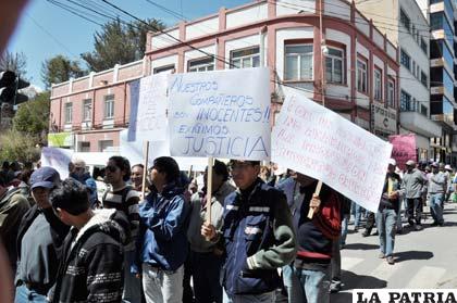 Trabajadores municipales participaron de la marcha en defensa de sus compañeros