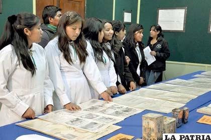 Estudiantes del Liceo Oruro durante la exposición de material histórico con motivo del Día del Mar