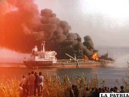 Un barco pesquero se incendió en Corea