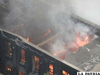 Incendio en Santiago afectó a varios edificios