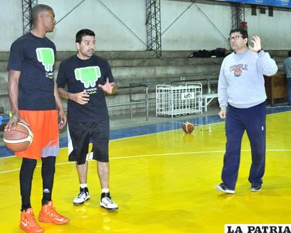 Pepiche brinda instrucciones a sus dirigidos