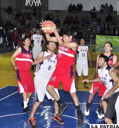 Norman Gálvez, de Derecho, se hace del balón en el rebote