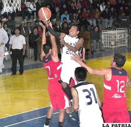 Marcelo Melean, de CAN, intenta encestar