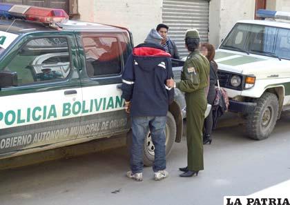 El agresor es custodiado por personal policial de la Felcv