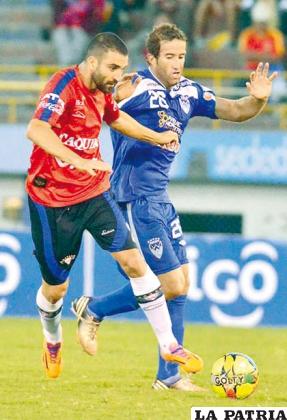 Alonso y Liendo disputan el balón
