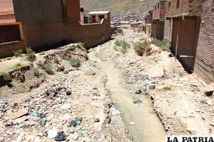 La población de Huanuni convive con el agua contaminada