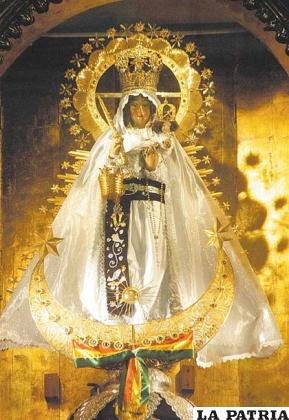 La Virgen “morena” de Copacabana con vestido
