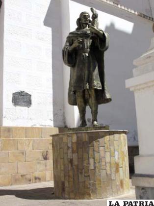 Estatua erigida en el patio de la Basílica de Copacabana