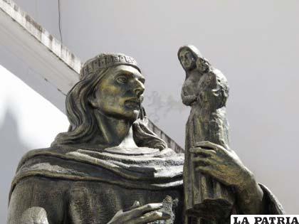 Estatua de Francisco Yupanqui con la imagen de la Virgen