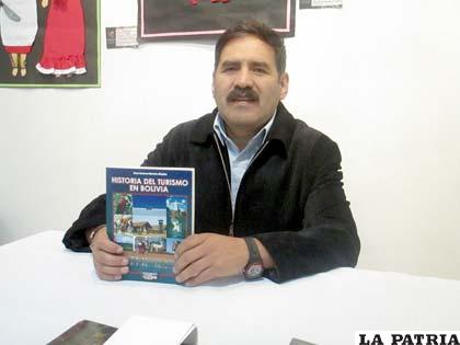El autor del libro “La historia del turismo en Bolivia”, Franz Morales Méndez