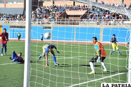 Edwin Suárez anotó el primero de EM Huanuni