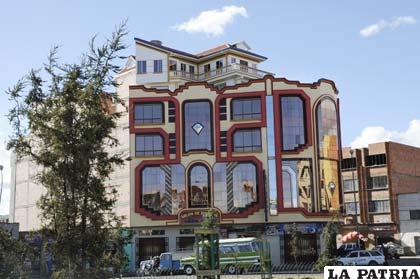 La fachada de un edificio en la urbe alteña